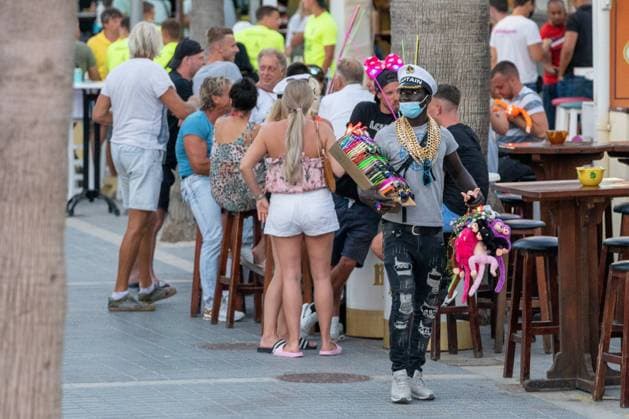 Während der Corona-Pandemie und nach dem Lockdown konzentriert sich das Nachtleben an der Playa de Palma auf der Insel Mallorca auf die so genannte Bierstraße -Sicherheitsabstände werden offenkundig nicht durchgängig eingehalten, Masken als Mund-Nase-Schutz werden kaum getragen - zwei Tage vor der Einführung der verschärften Maskenpflicht auf den balearischen Inseln;Während der Corona-Pandemie und nach dem Lockdown konzentriert sich das Nachtleben an der Playa de Palma auf der Insel Mallorca auf die so genannte Bierstraße -Sicherheitsabstände werden offenkundig nicht durchgängig eingehalten, Masken als Mund-Nase-, Mallorca Belearen Spanien Playa de Palma *** During the Corona Pandemic and after the lockdown, nightlife at Playa de