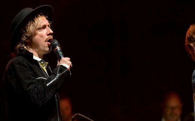 Sommer Jazz 2020 paa Plaenen i Tivoli loerdag den 11. juli 2020 med Kaya Brüel og Michael Caroee og Tivolis Big Band samt gaester Mads Mathias (billedet) og Miriam Mandipira. Sommer Jazz 2020, afvikles som erstatning for Copenhagen Jazz Festival, der er aflyst paa grund af Coronakrisen Covid-19. , Copenhagen  Copyright: TorbenxChristensen TorbenxChristensenx COP201 spdk20200712-014916-L