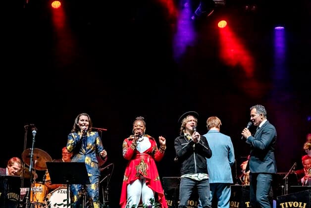 Sommer Jazz 2020 paa Plaenen i Tivoli loerdag den 11. juli 2020 med Kaya Brüel og Michael Caroee og Tivolis Big Band samt gaester Mads Mathias og Miriam Mandipira. Sommer Jazz 2020, afvikles som erstatning for Copenhagen Jazz Festival, der er aflyst paa grund af Coronakrisen Covid-19. , Copenhagen  Copyright: TorbenxChristensen TorbenxChristensenx COP201 spdk20200712-015025-L