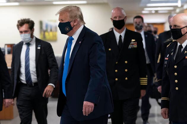 USA, Präsident Trump besucht Walter-Reed-Militärkrankenhaus in Bethesda United States President Donald J. Trump arrives at Walter Reed National Military Medical Center to visit with wounded military members and front line coronavirus healthcare workers in Bethesda, Maryland on Saturday, July 11, 2020. Credit: Chris Kleponis Pool via CNP 257567 2020-07-11 Maryland Bethesda  Copyright: xAdMediax STAR_257567_010