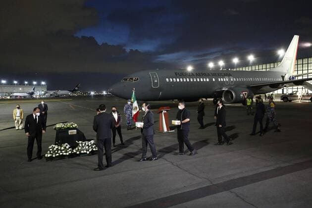 Relatives and authorities wait for the arrival of ashes of Mexicans who died due to the Covid-19 pandemic in USA, at what was the presidential hangar in Mexico City, Mexico, 11 July 2020. A special flight of the Mexican Air Force repatriated from New York 250 urns with ashes of Mexicans who died of COVID-19 in the United States. EFE Jose Mendez Urns with ashes of Mexicans arrive from New York in Mexico City !ACHTUNG: NUR REDAKTIONELLE NUTZUNG!  Copyright: xJoséxMéndezx MEX4092 20200712-637301285869475457