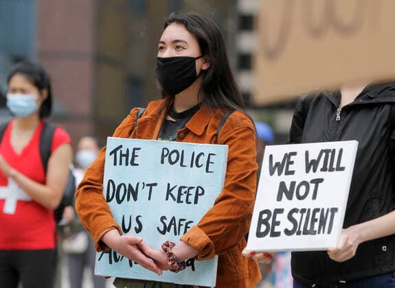 (200711) -- VANCOUVER, July 11, 2020 -- People participate in the anti police brutality rally in Vancouver, British Columbia, Canada, July 11, 2020. Thousands of people in several cities in British Columbia took part in the anti police brutality rally on Saturday. (Photo by Xinhua) CANADA-VANCOUVER-ANTI POLICE BRUTALITY-PROTEST LiangxSen 