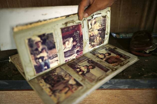 IMAGO Nature: Unsere Erde, Klimawandel, Überschwemmungen News Bilder des Tages Aftermath of torrential rain in southwestern Japan Photo taken on July 12, 2020, shows a damaged photo album at a house in the flood-ravaged city of Kuma in Kumamoto Prefecture, southwestern Japan, after torrential rain. 