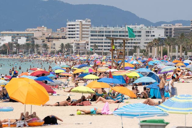 The beach at the Playa de Palma is much more crowded than in the days before apparently more German tourists are currently travelling to Mallorca Mallorca Mallorca one day before the introduction of a stricter mask obligation The beach at the Playa d