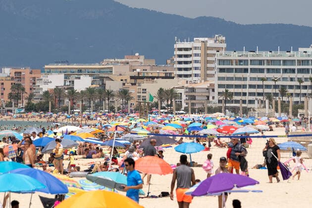 The beach at the Playa de Palma is much more crowded than in the days before apparently more German tourists are currently travelling to Mallorca Mallorca Mallorca one day before the introduction of a stricter mask obligation The beach at the Playa d