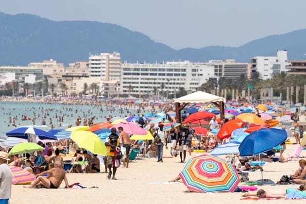 Der Strand an der Playa de Palma ist deutlich gefüllter als in den Tagen zuvor offenbar reisen aktuell wieder mehr deutsche Urlauber nach Mallorca Mallorca einen Tag vor Einführung einer verschärften Maskenpflicht -;Der Strand an der Playa de Palma ist deutlich gefüllter als in den Tagen zuvor offenbar reisen aktuell wieder mehr deutsche Urlauber nach Mallorca Mallorca einen Tag vor Einführung einer verschärften Maskenpflicht -, Mallorca Belearen Spanien Playa de Palma *** The beach at the Playa de Palma is much more crowded than in the days before apparently more German tourists are currently travelling to Mallorca Mallorca Mallorca one day before the introduction of a stricter mask obligation The beach at the Playa d