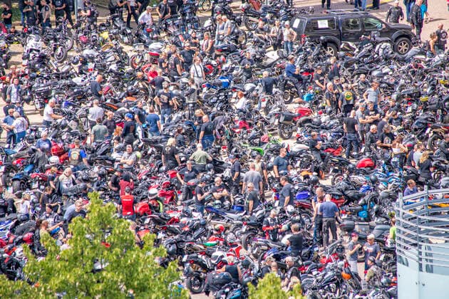 Bilder des Jahres 2020, News 07 Juli News Themen der Woche KW28 News Bilder des Tages Um gegen ein geplantes Fahrverbot von Motorrädern an Sonn- und Feiertagen zu demonstrieren kamen 16500 Menschen nach Leipzig um mit einem Motorradkorso vom Paunsdorf Center über den Innenstadtring auf den Augustusplatz zu fahren. Es ist die größte Demonstration dieser Art in Deutschland. *** 16500 people came to Leipzig to demonstrate against a planned ban on motorcycles on Sundays and public holidays. They took a motorbike parade from the Paunsdorf Center over the inner city ring road to the Augustusplatz It is the biggest demonstration of this kind in Germany