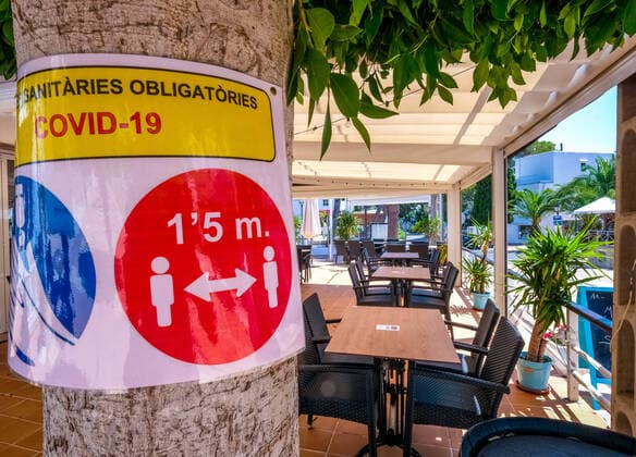 Notice of the coming general compulsory masking and empty tables and closed shops in the formerly well-visited holiday resort Cala d Or on the south-east coast of Mallorca The coming general compulsory masking will lead to further booking cancellations during the main holiday season Santanyi, Europe, Balearic Islands, Spain ATTENTIONxMINDESTHONORARYx60xEURO
