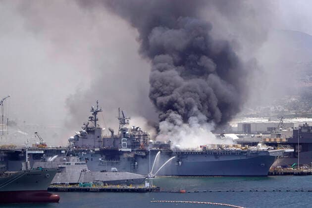 Bilder des Jahres 2020, News 07 Juli News Themen der Woche KW28 News Bilder des Tages July 12, 2020, San Diego, California, USA: Smoke billows from the the U.S. Navy amphibious assault ship USS Bonhomme Richard at Naval Base San Diego during a three-alarm fire. Eighteen sailors were injured in the fire according to the Navy. San Diego USA - ZUMAa97_ 20200712_zaf_a97_012 Copyright: xK.C.xAlfredx