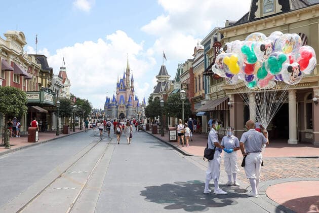 Bilder des Jahres 2020, News 07 Juli News Themen der Woche KW28 News Bilder des Tages July 12, 2020, Orlando, Florida, USA: Florida recorded the highest number of new cases reported in a single day by any state since the coronavirus pandemic began. The Florida Department of Health reported Sunday that there were 15,299 new COVID-19 cases for Saturday July 11, 2020, Lake Buena Vista, Florida, USA: Disney reopened the Magic Kingdom and Disney s Animal Kingdom with social distancing measures, extensive cleaning protocols, and face mask requirements in response to the Coronavirus pandemic. Many restaurants, gift shops, and guest experiences remain closed throughout the Disney parks as guests return. Orlando USA - ZUMAm114 20200712_zaf_m114_013 Copyright: xAndyxMartinxJr.x