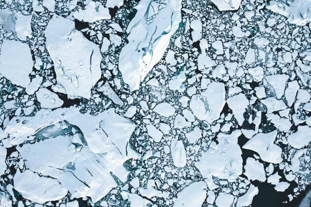  IMAGO Nature: Unsere Erde, Klimawandel, Arktische und Antarktische Eisschmelze  Overhead Aerial Shot of Ice Floes in Beautiful Blue Color shot in Iceland Copyright: xdawal97x Panthermedia28268830
