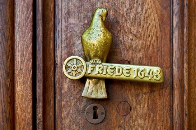 Tuergriff mit Schriftzug Friede 1648, Westfaelischer Friede, am Rathaus von Osnabrueck, Deutschland, Niedersachsen, Osnabrueck door handle in form of a dove with lettering Friede 1648, Peace of Westphalia on the town hall of Osnabrueck, Germany, Lower Saxony, Osnabrueck BLWS623010 *** Door handle with lettering Friede 1648, Westphalian Peace, on the town hall of Osnabrueck, Germany, Lower Saxony, Osnabrueck door handle in form of a dove with lettering Friede 1648, Peace of Westphalia on the town hall of Osnabrueck, Germany, Lower Saxony, Osnabrueck BLWS623010 Copyright: xblickwinkel S.xZiesex