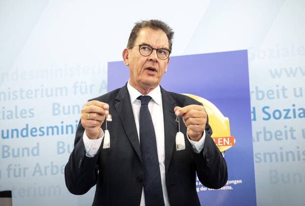 Bilder des Jahres 2020, News 07 Juli News Themen der Woche KW29 News Bilder des Tages Bundesentwicklungsminister Gerd Mueller (L), CSU, und Bundesarbeitsminister Hubertus Heil, SPD, auf einer Pressekonferenz zum Nationalen Aktionsplan Wirtschaft und Menschenrechte (NAP2030). Berlin, 14.07.2020 Berlin Deutschland *** Federal Development Minister Gerd Mueller L , CSU, and Federal Minister of Labour Hubertus Heil, SPD, at a press conference on the National Action Plan on Business and Human Rights NAP2030 Berlin, 14 07 2020 Berlin Germany Copyright: xThomasxKoehler photothek.dex