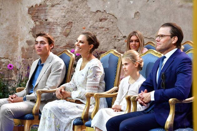 Bilder des Jahres 2020, Entertainment 07 Juli Entertainment Bilder des Tages 200714 Pa denna handoutbild ses arets mottagare av Victoriapriset Armand Duplantis, kronprinsessan Victoria, prinsessan Estelle och prins Daniel under Victoriakonserten den 14 juli 2020 i Borgholms slottsruin.  Copyright: JonasxEkströmer 0047598293st