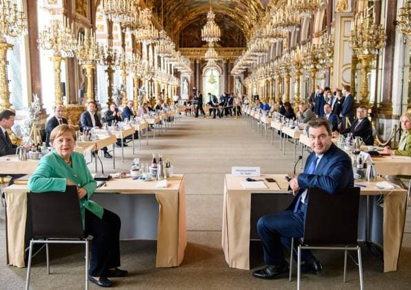 Bilder des Jahres 2020, News 07 Juli News Themen der Woche KW29 News Bilder des Tages Bundeskanzlerin Dr. Angela Merkel (links), und Ministerpräsident Dr. Markus Söder (rechts), bei der Kabinettssitzung in der Spiegelgalerie des Neuen Schlosses Herrenchiemsee. ! ACHTUNG: Nur redaktionelle Nutzung-Editorial Use Only, mit vollständiger Creditnennung: imago images-Bayerische Staatskanzlei ! *** Federal Chancellor Dr Angela Merkel on the left, and Minister President Dr Markus Söder on the right, at the Cabinet meeting in the Mirror Gallery of the New Palace Herrenchiemsee ATTENTION Editorial Use Only, with full credit imago images Bavarian State Chancellery
