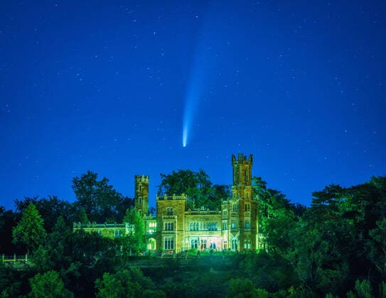 Bilder des Jahres 2020, News 07 Juli News Themen der Woche KW29 Komet Neowise über Dresden Komet Neowise überfliegt in der Nacht zu Dienstag das Schloss Eckberg an der Elbe in Dresden. Alle 7.000 Jahre kommt der Komet Neowise der Erde so nah, dass er mit bloßem Auge zu sehen ist. Wie der Stern von Betlehem prangt er am nördlichen Firmament. Komet Neowise ist der seit Jahrzehnten hellste Komet, der die Erde passiert. Entdeckt wurde Neowise wurde erst im März dieses Jahres mit dem Weltraumteleskop WISE der NASA. Berechnungen seiner Bahn ergaben, dass er für einen Umlauf um die Sonne fast 7.000 Jahre braucht. Wer ihn also jetzt verpasst, muss lange warten, bis die Gelegenheit wiederkommt. Am 3. Juli schoss der Schweifstern mit knapp 280.000 Stundenkilometern um die Sonne. Wenn er in einigen tausend