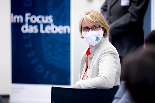 Federal Research Minister Anja Karliczek Visit of the Federal Research Minister Anja Karliczek to the ELISA Test Centre, 14 07 20 Luebeck Schleswig Holstein Germany Copyright: xAgentur54Gradx xFelixxKoenigx