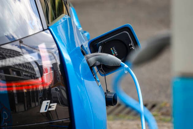 Essen, Ruhrgebiet, Nordrhein-Westfalen, Deutschland - Elektroauto wird auf einem Parklatz mit Ladekabel an einer Ladestation aufgeladen. Essen Nordrhein-Westfalen Deutschland *** Essen, Ruhr area, North Rhine-Westphalia, Germany Electric car is charged on a parking lot with charging cable at a charging station Essen North Rhine-Westphalia Germany