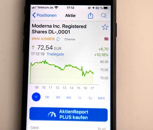 15 07 2020, A stock market app on the iPhone, Stock market prices are displayed in real time, here is the value of Moderna, Moderna is a Cambridge, Massachusetts-base