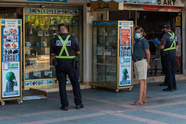 20200715 Magaluf main strip shut down PALMA, SPAIN - JULY 15 2020 : Polica Local informing Shop Owners that they need to close. at - Magaluf main strip shut down on July 15, 2020 in Palma, . Palma Baleares Spain *** 20200715 Magaluf main strip shut down PALMA, SPAIN JULY 15 2020 Polica Local informing Shop Owners that they need to close at Magaluf main strip shut down on July 15, 2020 in Palma, Palma Baleares Spain