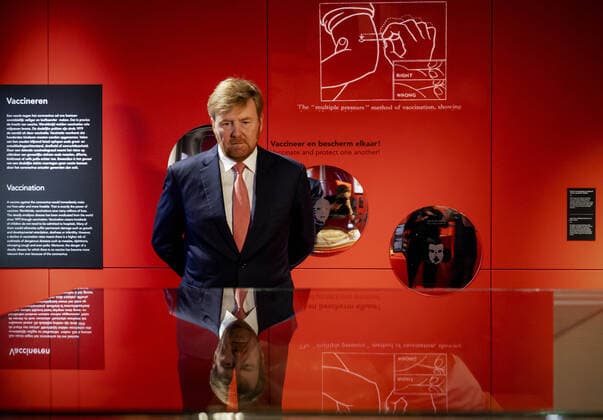 Entertainment Bilder des Tages 16-07-2020 Leiden King Willem-Alexander during the opening of the exhibition Infected! ( ‘Besmet!’) at the Rijksmuseum Boerhaave in Leiden. The exhibition is about the outbreaks of infectious diseases such as plague and smallpox and how they can disrupt life and the recent outbreak of the coronavirus COVID-19.  Copyright: xxPPE pool Nieboer Lonkhuijsenx