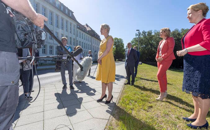 German Foundation for Commitment and Volunteerism Manuela Schwesig SPD, State Premier of Mecklenburg-Western Pomerania m gives by Julia Kloeckner CDU, Federal Minister for Food and Agriculture 2 r and Franziska Giffey SPD, Federal Minister