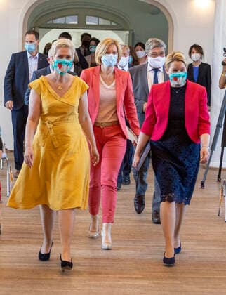 German Foundation for Commitment and Volunteerism Manuela Schwesig SPD, State Premier of Mecklenburg-Western Pomerania , Julia Kloeckner CDU, Federal Minister of Food and Agriculture and Franziska Giffey SPD, Federal Minister for Family Affairs, Senior Citizens, Women and Yo