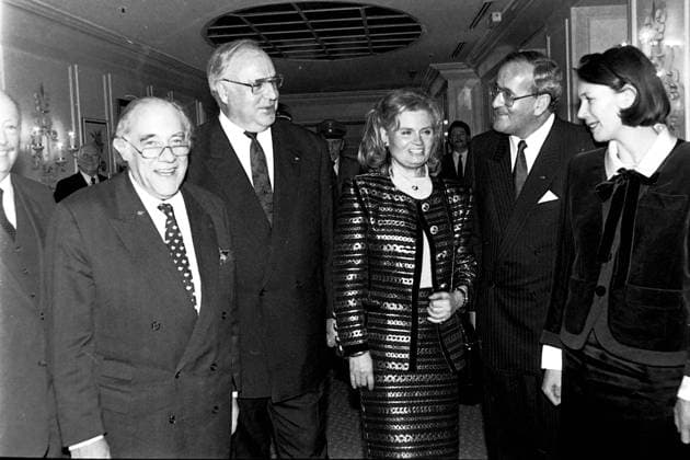 Archiv Prof August Everding Helmut Kohl Bundeskanzler Frau Hannelore Michael D. Maas Hoteldirektor Muenchen 1992 Archiv Motive Hotel Vierjahreszeiten Prof August Everding Empfang Muenchen *** Archive Prof August Everding Helmut Kohl Federal Chancellor Mrs Hannelore Michael D Maas Hotel Director Munich 1992 Archive Motives Hotel Four Seasons Prof August Everding Reception Munich