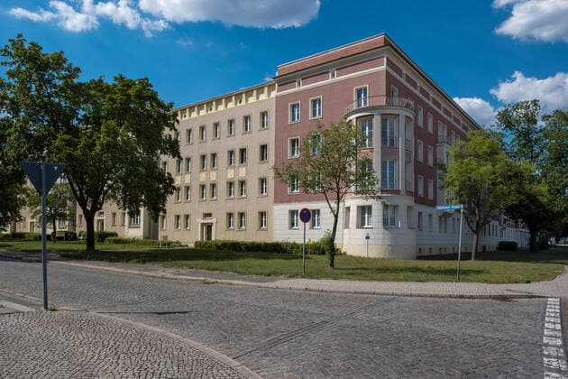 Saarlouiser Strasse in Eisenhuettenstadt (Foto vom 14.07.2020). Eisenhuettenstadt wurde in der DDR als sozialistische Musterstadt rund um das EKO-Stahlwerk errichtet. Heute ist es eines der groessten Flaechendenkmaeler in Deutschland - ein Denkmal fuer den Traum vom Sozialismus. Im Juli 1950 hielt die SED in Ost-Berlin ihren dritten Parteitag ab, den ersten nach Gruendung der DDR. Der erste Fuenfjahresplan wurde beschlossen, der Abriss des Berliner Stadtschlosses - und die Gruendung des Eisenhuettenkombinats Ost nahe der polnischen Grenze. Es sollte die junge DDR unabhaengig machen von Stahlimporten. Am am Neujahrstag 1951 wurde der Grundstein fuer den ersten Hochofen gelegt. Und es wurde eine Wohnstadt fuer das EKO-Stahlwerk geplant, die Copyright: epd-bild RolfxZoellner EDITORIAL USE ONLY