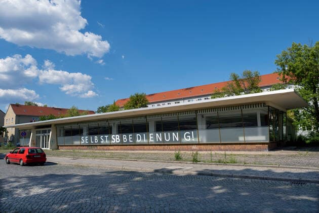 Saarlouiser Strasse in Eisenhuettenstadt (Foto vom 14.07.2020). Eisenhuettenstadt wurde in der DDR als sozialistische Musterstadt rund um das EKO-Stahlwerk errichtet. Heute ist es eines der groessten Flaechendenkmaeler in Deutschland - ein Denkmal fuer den Traum vom Sozialismus. Im Juli 1950 hielt die SED in Ost-Berlin ihren dritten Parteitag ab, den ersten nach Gruendung der DDR. Der erste Fuenfjahresplan wurde beschlossen, der Abriss des Berliner Stadtschlosses - und die Gruendung des Eisenhuettenkombinats Ost nahe der polnischen Grenze. Es sollte die junge DDR unabhaengig machen von Stahlimporten. Am am Neujahrstag 1951 wurde der Grundstein fuer den ersten Hochofen gelegt. Und es wurde eine Wohnstadt fuer das EKO-Stahlwerk geplant, die Copyright: epd-bild RolfxZoellner EDITORIAL USE ONLY