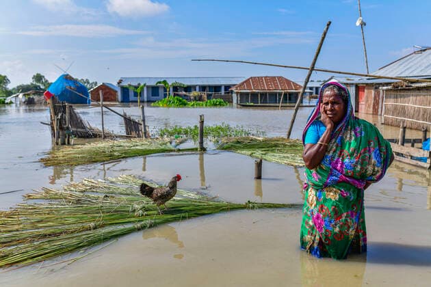 IMAGO Nature: Unsere Erde, Klimawandel, Überschwemmungen July 16, 2020, Bogura, Bangladesh: A woman stands in flooded waters next to her house in Bogura..One third of Bangladesh is under water after heavy rains hit the nation. At least 1.5 million people have been affected, with homes and roads in villages flooded. Flood Forecasting and Warning Centre (FFWC) officials have reported, the flood situation in 15 northern and central districts has been due to the rise in water levels of the main rivers, including the Brahmaputra, Jamuna, Padma, Teesta and Dharla. Bogura Bangladesh - ZUMAs197 20200716_zaa_s197_120 Copyright: xZabedxHasnainxChowdhuryx