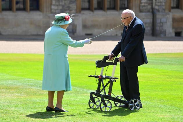 Bilder des Jahres 2020, News 07 Juli News Themen der Woche KW29 News Bilder des Tages . 17 07 2020. Windsor, United Kingdom. Queen Elizabeth II confers the Honour of Knighthood on Captain Sir Tom Moore at an Investiture at Windsor Castle, United Kingdom.  xPoolx xi-Imagesx IIM-21450-0016