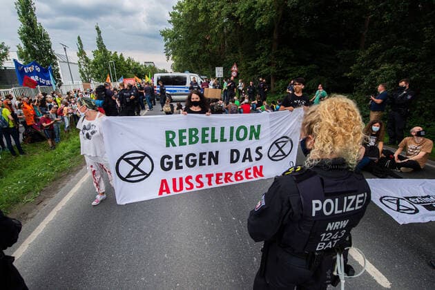 Bilder des Jahres 2020, News 07 Juli News Themen der Woche KW29 News Bilder des Tages 17.07.2020 - Umweltaktivisten blockieren Straße bei Tönnies Hauptwerk: Demonstranten mit einer Sitzblockade. , Rheda-Wiedenbrück Nordrhein-Westfalen Deutschland *** 17 07 2020 Environmental activists blockade street near Tönnies main factory Demonstrators with a sitting blockade , Rheda Wiedenbrück Nordrhein Westfalen Germany