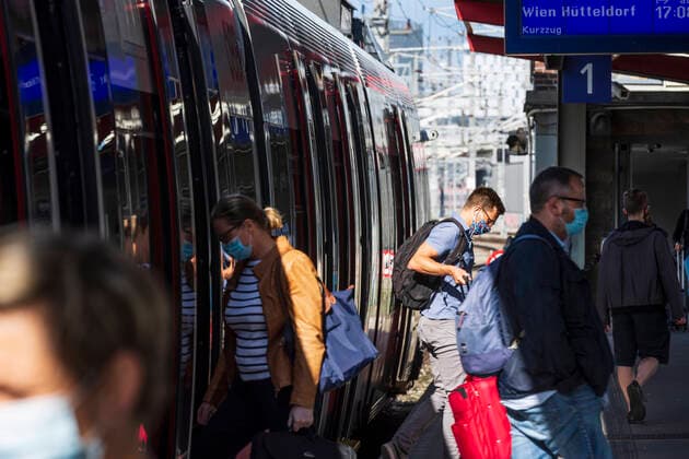 passengers with Mund-Nasen-Schutz (surgical mask, face mask, mouth nose protective mask) at train station Matzleinsdorfer Platz, local train Wien, Vienna Wien Austria 10. Favoriten