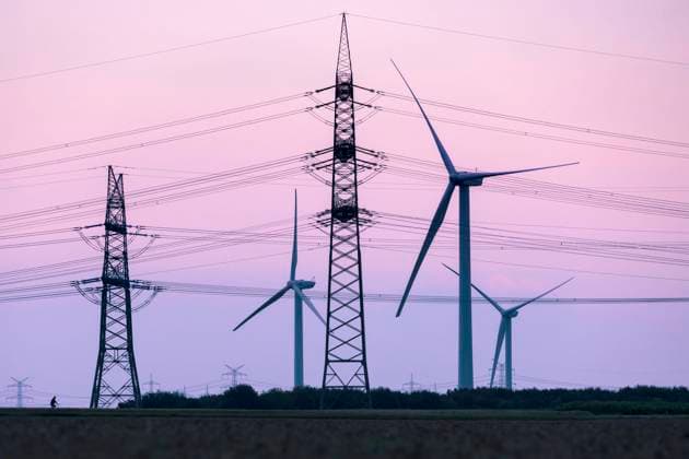 Stromleitungen und Windkraftanlagen nahe des Kraftwerk Niederaußem von RWE im Kölner Umland. Bergheim, 17.07.2020 *** Power lines and wind turbines near RWEs Niederaussem power plant in the Bergheim area of Cologne, 17 07 2020 Foto:xC.xHardtx xFuturexImage