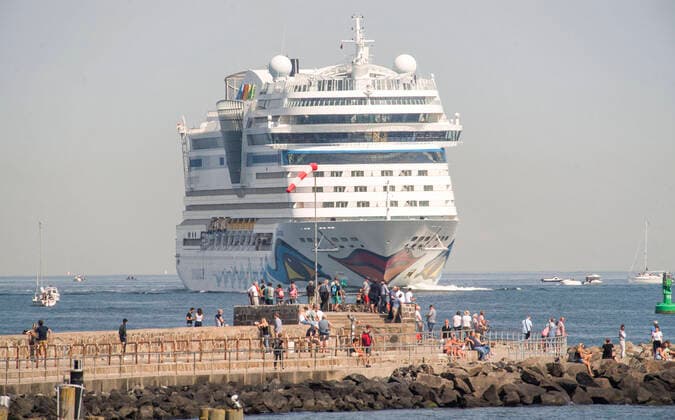 Bilder des Jahres 2020, News 07 Juli News Themen der Woche KW29 News Bilder des Tages Das Kreuzfahrtschiff AIDAmar passiert die Mole vor Warnemünde. Die Reederei Aida Cruises bereitet für Rostock den Neustart in die Kreuzfahrtsaison vor. Heute machen die Schiffe AIDAmar und AIDAblu im Überseehafen Rostock fest um . Am 12. August soll dann die diesjährige Kreuzfahrtsaison in Warnemünde eröffnet werden. Bis zum Ende des Monats sind insgesamt sechs drei- bis viertägige Kurzreisen geplant. Zuvor beginnt der Aida-Neustart in Hamburg mit der AIDAperla. Rostock Waenemünde *** The cruise liner AIDAmar passes the pier off Warnemünde The shipping company Aida Cruises is preparing the restart of the cruise season for Rostock Today the ships AIDAmar and AIDAblu moored at the overseas port of Rostock at around 12 August t Copyright: FrankxHormannx xnordlicht