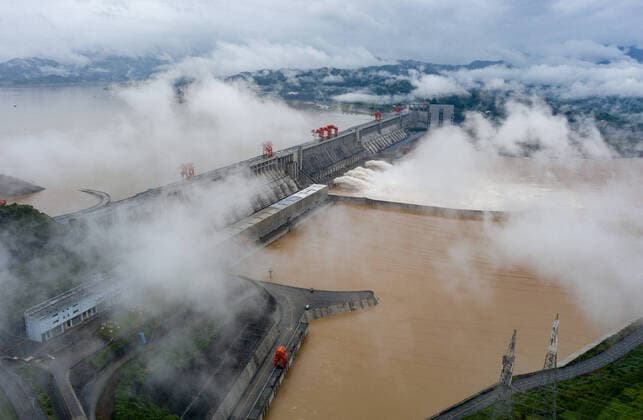 IMAGO Nature: Unsere Erde, Klimawandel, Überschwemmungen News Bilder des Tages (200718) -- YICHANG, July 18, 2020 -- Aerial photo taken on July 18, 2020 shows the Three Gorges Dam opening the floodgates to discharge the floodwater on the Yangtze River in central China s Hubei Province. The Three Gorges reservoir in central China s Hubei Province has seen the second flood along the Yangtze River in 2020, the largest one arriving at the reservoir so far this year. At 8 a.m. on Saturday, the inbound flow of water reached 61,000 cubic meters per second while the outbound flow was 33,000 cubic meters per second, with 45 percent of floodwater withheld in the reservoir, according to the China Three Gorges Corporation. (Photo by Xinhua) CHINA-HUBEI-THREE GORGES RESERVOIR-FLOODWATER-DISCHARGE (CN) ZhengxJiayu 