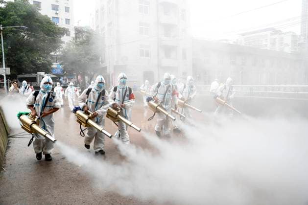 Bilder des Jahres 2020, News 07 Juli News Themen der Woche KW29 News Bilder des Tages (200718) -- CHONGQING, July 18, 2020 -- A rescue team disinfect the street in flood-hit Wuqiao subdistrict in Wanzhou District, southwest China s Chongqing Municipality, July 18, 2020. After a flood hit many streets along the Wuqiao River on Thursday, rescuers helped local residents clear debris. ) CHINA-CHONGQING-WANZHOU-FLOOD (CN) HuangxWei 