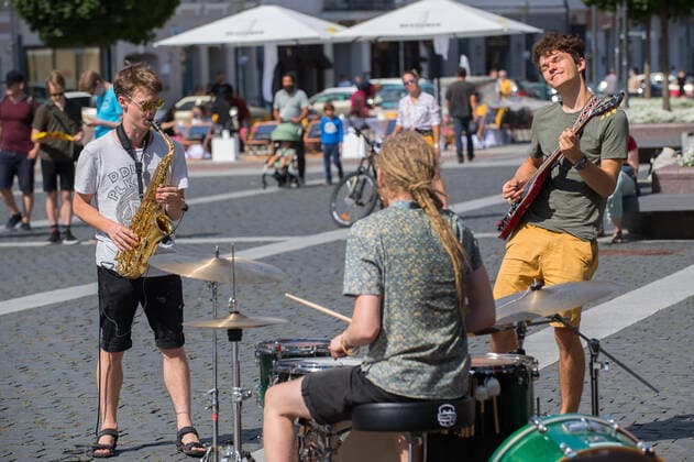 (200718) -- VILNIUS, July 18, 2020 (Xinhua) -- People perform during the Street Music Day event in Vilnius, Lithuania, on July 18, 2020. Professional and amateur musicians performed in the streets and parks in the old town of Vilnius to celebrate Street Music Day on Saturday. (Photo by Alfredas Pliadis Xinhua) LITHUANIA-VILNIUS-STREET MUSIC DAY 