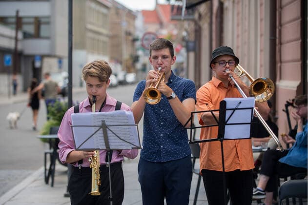 (200718) -- VILNIUS, July 18, 2020 (Xinhua) -- People perform during the Street Music Day event in Vilnius, Lithuania, on July 18, 2020. Professional and amateur musicians performed in the streets and parks in the old town of Vilnius to celebrate Street Music Day on Saturday. (Photo by Alfredas Pliadis Xinhua) LITHUANIA-VILNIUS-STREET MUSIC DAY 