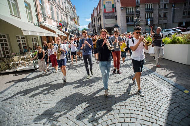 (200718) -- VILNIUS, July 18, 2020 (Xinhua) -- People perform during the Street Music Day event in Vilnius, Lithuania, on July 18, 2020. Professional and amateur musicians performed in the streets and parks in the old town of Vilnius to celebrate Street Music Day on Saturday. (Photo by Alfredas Pliadis Xinhua) LITHUANIA-VILNIUS-STREET MUSIC DAY 