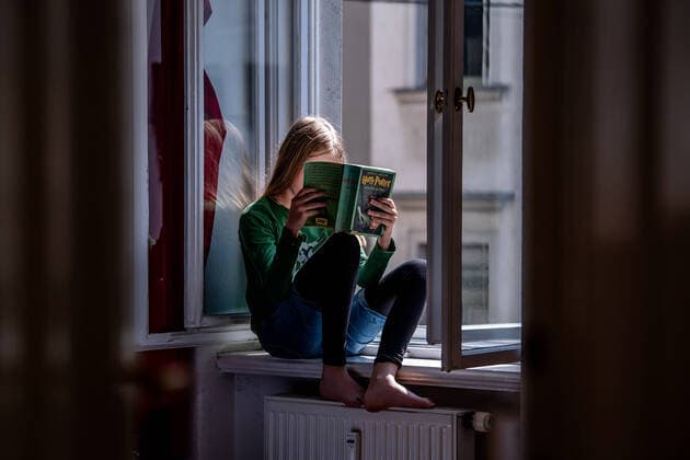 19. Juli 2020: Dresden (Sachsen), Literatur: Ein Maedchen liest das Buch Harry Potter und der Orden des Phoenix von Joanne K. Rowling. *** 19 July 2020 Dresden Saxony , Literature A girl reads the book Harry Potter and the Order of the Phoenix by Joanne K Rowling
