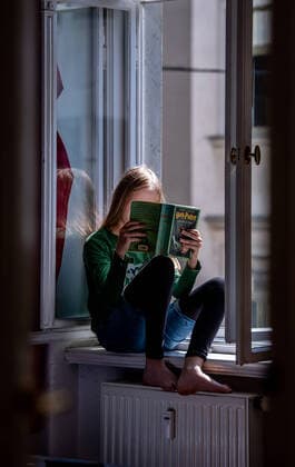 19. Juli 2020: Dresden (Sachsen), Literatur: Ein Maedchen liest das Buch Harry Potter und der Orden des Phoenix von Joanne K. Rowling. *** 19 July 2020 Dresden Saxony , Literature A girl reads the book Harry Potter and the Order of the Phoenix by Joanne K Rowling