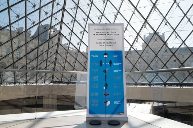 PARIS: Le Musee du Louvre reouvert au Public apres 4 mois de fermeture. Il est necessaire de reserver son billet a l avance et de porter un masque pendant la visite. NEWS : Illustration Paris - 19 07 2020 LionelUrman Panoramic 