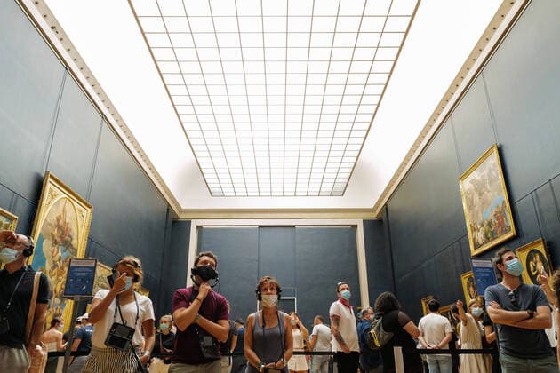 PARIS: Le Musee du Louvre reouvert au Public apres 4 mois de fermeture. Il est necessaire de reserver son billet a l avance et de porter un masque pendant la visite. NEWS : Illustration Paris - 19 07 2020 LionelUrman Panoramic 