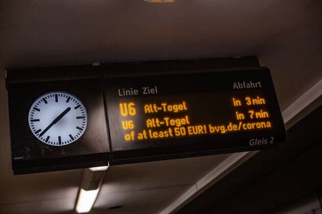 BVG introduces its own mask control, masks are still mandatory in public transport in Berlin Anyone who does not wear a mask and refuses to put on a mask, mouth and nose protection, even after being asked to do so, is liable to an immediate fine of 50 euros BVG is implementing this with its own inspectors through Berlin Berlin Deutschland