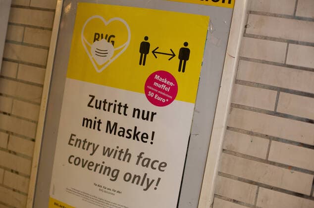 BVG introduces its own mask control, masks are still mandatory in public transport in Berlin Anyone who does not wear a mask and refuses to put on a mask, mouth and nose protection, even after being asked to do so, is liable to an immediate fine of 50 euros BVG is implementing this with its own inspectors through Berlin Berlin Deutschland