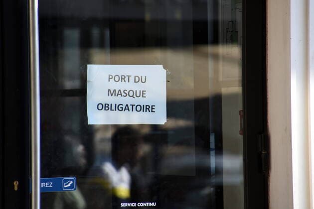 July 18, 2020, Marseille, France: A view of a sign reminding the public about wearing the mandatory protective masks..The French government has decided to make it compulsory to wear protective masks in all closed places open to the public (banks, shops, covered markets, etc.) from July 20, 2020. Violators are liable to a fine of 135 euros. Marseille France - ZUMAs197 20200718_zaa_s197_147 Copyright: xGerardxBottinox