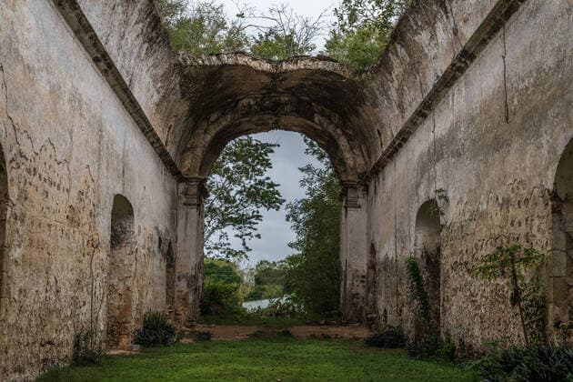 The roofless nave of the ruins of the old colonial church of San Francisco Asis in the village of Kikil, Yucatan, Mexico. Kikil Yucatan Mexico Copyright: xJonxG.xFullerx JGF-religion-Kikil-MX-3310