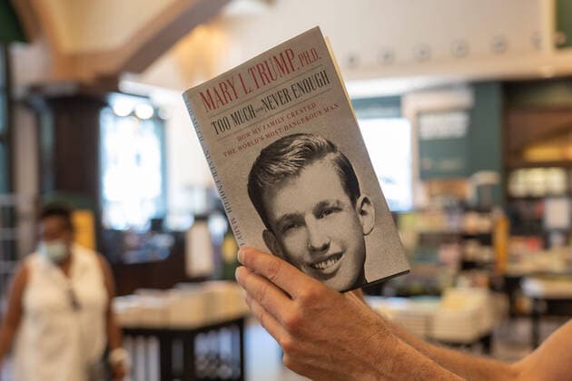 Bilder des Jahres 2020, News 07 Juli News Themen der Woche KW30 News Bilder des Tages News Bilder des Tages July 19, 2020, New York, United States: A customer looks through Mary L. Trump s new book about the U.S. President Donald J. Trump is on display at Barnes & Noble store on Broadway in Manhattan..Book is on sale in bookstores and online after a judge lifted all restrictions and also allowed Mary L. Trump to be free to discuss and promote the book. Mary Trump already scheduled TV appearances on all major networks. New York United States - ZUMAs197 20200719_zaa_s197_057 Copyright: xRonxAdarx